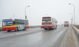 Điều chỉnh lộ trình hàng loạt tuyến buýt để sửa chữa mặt cầu Thăng Long