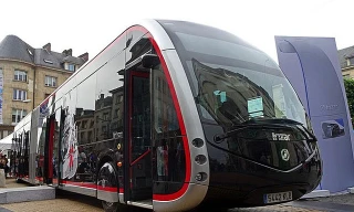 Xe buýt nhanh BRT - một loại hình vận tải công cộng xe buýt vừa đưa vào hoạt động tại Hà Nội. Ảnh: Anh Trọng