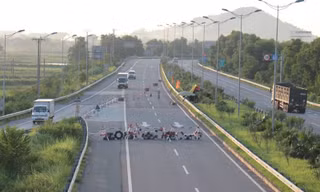 Cao tốc Nội Bài - Lào Cai tại đoạn qua huyện Bình Xuyên bị dựng rào phong tỏa, cấm xe đi vừa qua.