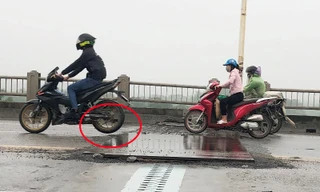 Các tấm thép đậy công trường sửa khe co giãn như bẫy trên mặt cầu Vĩnh Tuy