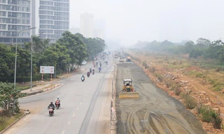 Công trường dự án mở rộng đường gom Đại lộ Thăng Long khi đang thi công