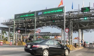 Từ 1/11, phương tiện chưa dán thẻ ETC sẽ bị xử phạt khi vào làn thu phí không dừng. Ảnh: T.Đảng