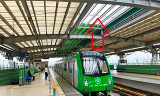 Mái ga tàu Yên Nghĩa vẫn thủng