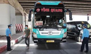 Thanh tra giao thông lập chốt trực COVID kiểm tra, kiểm soát xe khách tại cửa ngõ phía Nam. Ảnh: T.Đảng