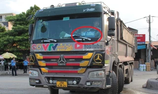 Lãnh đạo Đội CSGT số 8 cho biết đã yêu cầu xe hổ vồ đeo lô gô không phép ngừng chạy.