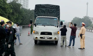 Liên ngành dừng xe, kiểm tra tài xế tại chốt trực cầu Đông Trù vào cuối tuần này. Ảnh: Anh Trọng