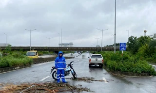 Xe máy, xe buýt được đi trên làn cao tốc Đại lộ Thăng Long để tránh ngập
