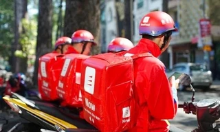 Hình ảnh nhân viên Ship Now hoạt động trên đường 