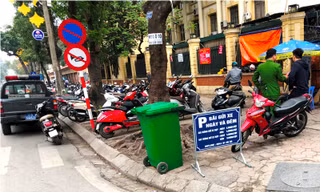 Điểm trông xe quá giá trên vỉa hè phố Hai Bà Trưng trước BV Phụ Sản TƯ bị Đội Cảnh sát trật tự 113 (CA Hoàn Kiếm) kiểm tra, lập biên bản vi phạm sáng 2/3