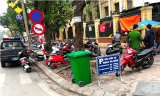 Điểm trông xe quá giá trên vỉa hè phố Hai Bà Trưng trước BV Phụ Sản TƯ bị Đội Cảnh sát trật tự 113 (CA Hoàn Kiếm) kiểm tra, lập biên bản vi phạm sáng 2/3