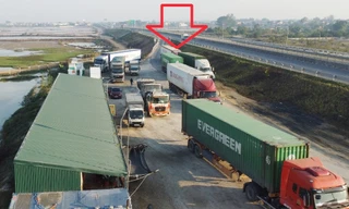 Trạm dừng nghỉ tạm cao tốc Bắc Nam quá tải, trạm chính vẫn là bãi đất trống