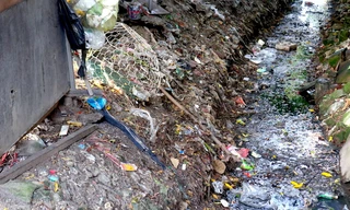 Nguy cơ sốt xuất huyết từ những kênh mương ken đặc rác giữa lòng Thủ đô