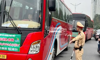 Xe ô tô được hướng dẫn ra, vào 7 bãi xe quanh khu Ba Đình 