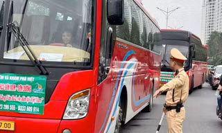 Xe ô tô được hướng dẫn ra, vào 7 bãi xe quanh khu Ba Đình 