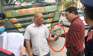 Thay vì chấp hành kiểm tra, tài xế xe tải 29C-573.27 vi phạm đẫ lấy điện thoại ra gọi và đưa cho TTGT nói chuyện (vòng tròn), nhưng TTGT đã từ chối.
