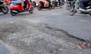 Dự án hạ ngầm điện thành 'bẫy' tai nạn trên đường, chủ đầu tư nói gì?