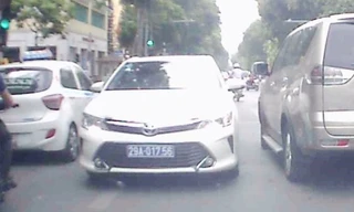 Xe biển xanh 29A-017.56 đi ngược chiều trên phố Bà Triệu được xác nhận là xe do Công an Hà Nội cho Văn phòng huyện ủy Ba Vì mượn sử dụng.