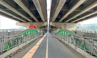 Cầu vòm thép vượt hồ Linh Đàm vắng xe qua lại