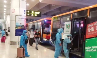 Xe buýt Hà Nội đón công dân từ sân bay Nội Bài về các khu cách ly.