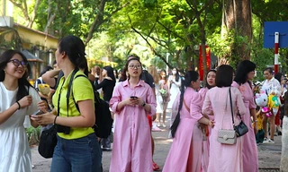 Các điểm 'check-in' mùa thu Hà Nội chật kín người ngày đầu nghỉ lễ 2/9