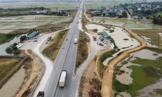 Lực lượng chức năng chỉ ra những bất cập trên cao tốc Bắc Nam đoạn Mai Sơn - Bãi Vọt