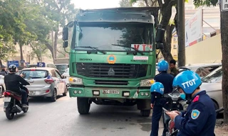 Không có giấy phép, nhiều xe tải đeo logo chạy, đỗ ngược chiều trên phố cấm nhưng vẫn dễ dàng "thông" các chốt Thanh tra-CSGT trong nhiều tháng qua.