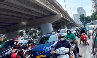 Ùn tắc giao thông khi cấm xe máy qua cầu vòm thép hồ Linh Đàm tại Hà Nội
