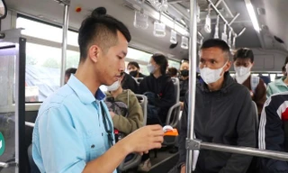 Người dân hào hứng trải nghiệm vé điện tử liên thông khi đi xe buýt