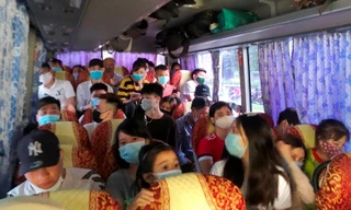 Phát hiện xe khách 29 chỗ nhồi 40 khách