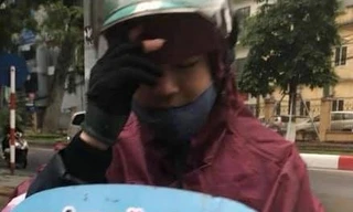 Tài xế và chiếc xe máy chở khách có đầy đủ thông tin hãng xe, cước... đã thu của nữ hành khách 500 nghìn đồng cho quãng đường 8 km. Ảnh cắt từ clip ​