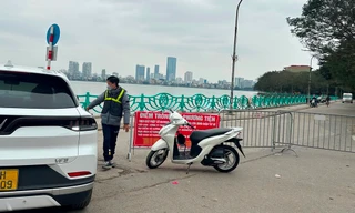 Bãi xe 'chặt chém' ở khu vực phủ Tây Hồ lại bịt đường, ép xe vào gửi