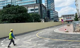 Dỡ rào chắn ga ngầm metro S12 cho xe đi một chiều trên đường Trần Hưng Đạo