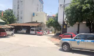 Thanh tra giao thông đột kích bãi xe Hoàng Cầu sau khi được đại diện báo Tiền Phong đề nghị