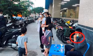 Nhân viên bãi xe lậu công khai kê bàn ghế thu tiền khách đi tàu trong 2 ngày qua.