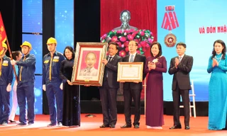 Phó Chủ tịch nước Đặng Thị Ngọc Thịnh trao quyết định tặng thưởng Huân chương Lao động hạng Nhất cho Công tyThoát nước Hà Nội sáng 28/3.