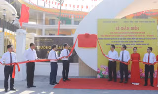 Gắn biển 3 công trình Chào mừng 70 năm Giải phóng Thủ đô tại quận Hoàng Mai