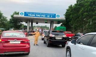 Ùn tắc, thu tiền mặt tại các trạm thu phí chưa có ETC, đại diện VEC nói gì?