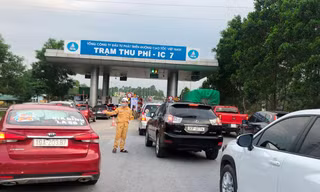 Ùn tắc, thu tiền mặt tại các trạm thu phí chưa có ETC, đại diện VEC nói gì?