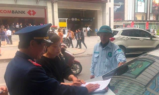 Điểm trông xe của Cty Anh Duy trên phố Thái Phiên bị kiểm tra và lập biên bản làm việc sáng 13/2