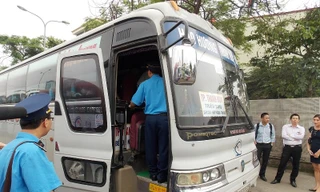 Thanh tra giao thông Hà Nội kiểm tra thiết bị GPS của nhiều xe khách tại các bến xe Hà Nội. Ảnh: T.Đảng