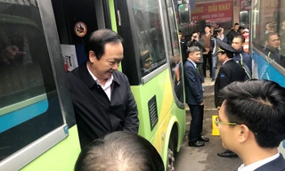 Phó Chủ tịch Hà Nội lên xe kiểm tra công tác phục vụ tại bến xe Giáp Bát chiều 20/1. Ảnh: T.Đảng