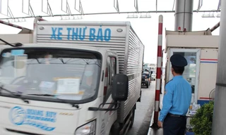 Liên tục phải ‘xả’ chốt cửa ngõ vì dừng xe quét mã ‘luồng xanh’