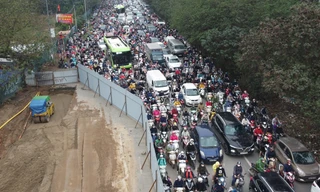 Tắc 'khủng khiếp' trên đại lộ Thăng Long vì hàng rào thi công vẫn chưa điều chỉnh