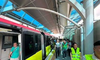 Rất đông người dân trải nghiệm tàu Nhổn - ga Hà Nội trong ngày đầu vận hành