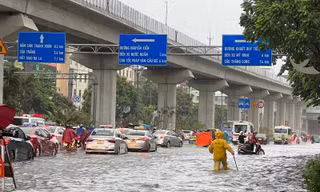 Vì sao nhiều tuyến phố Hà Nội ngập nặng sau mưa chiều 31/7?
