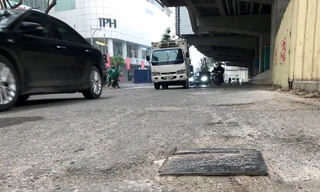 Mặt đường Cầu Giấy - Xuân Thủy nhiều đoạn hiện nay