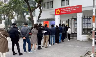 Lượng người tăng gấp 3 lần, các điểm cấp, đổi bằng lái xe Hà Nội bị quá tải