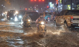 Lượng mưa đạt đến 132 mm, nhiều tuyến phố Hà Nội bị ngập úng