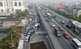 Đường Nguyễn Xiển tắc cứng vì lô cốt chiếm 2/3 lòng đường