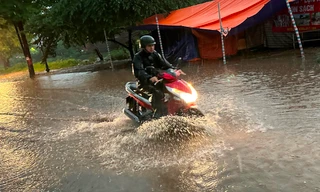 Nhiều tuyến phố Hà Nội ngập sâu sau mưa lớn chiều tối nay